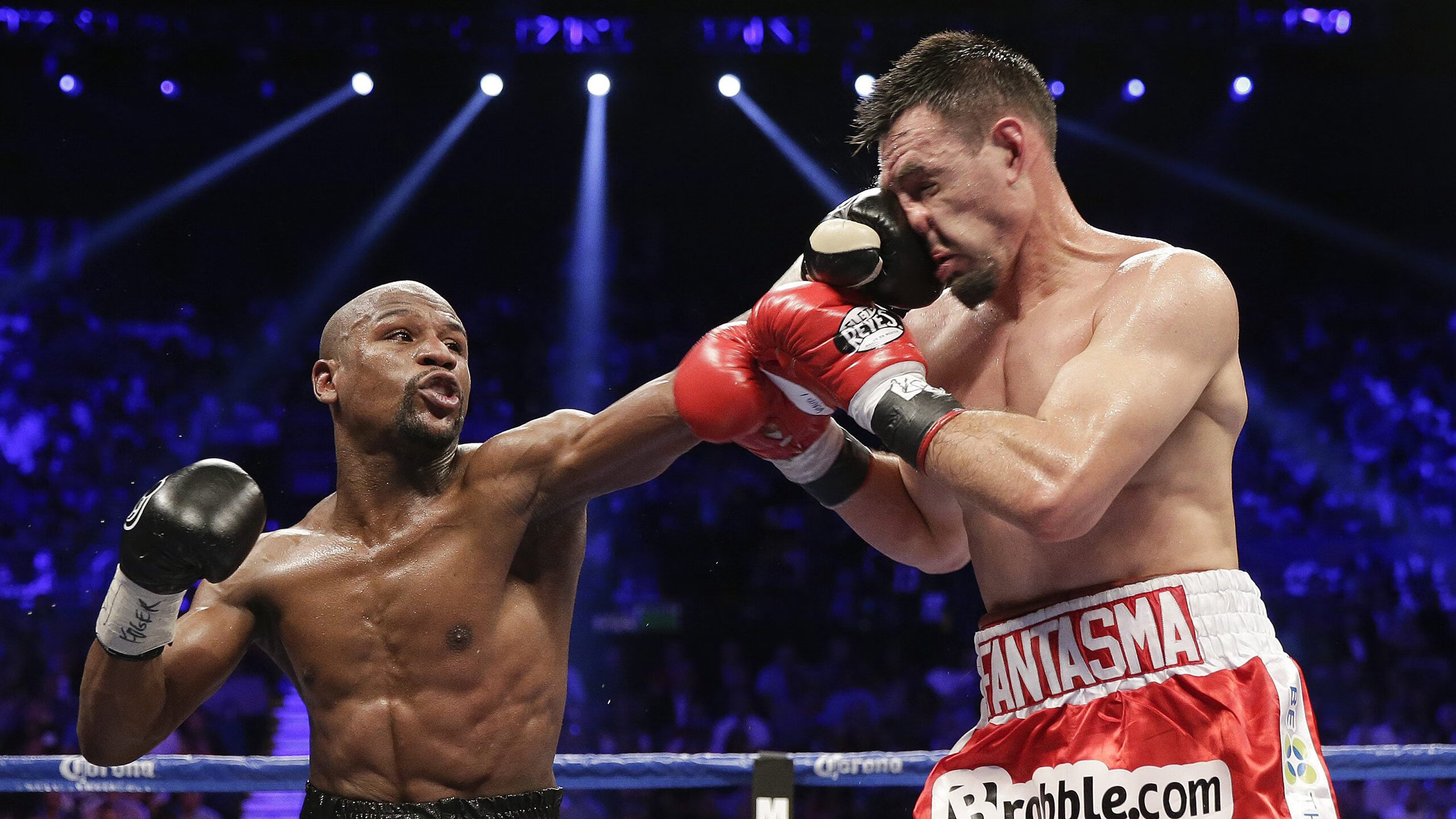 莱万多夫斯基意外战胜巴黎圣日耳曼,领先优势明显引爆全场!赢得满堂喝彩